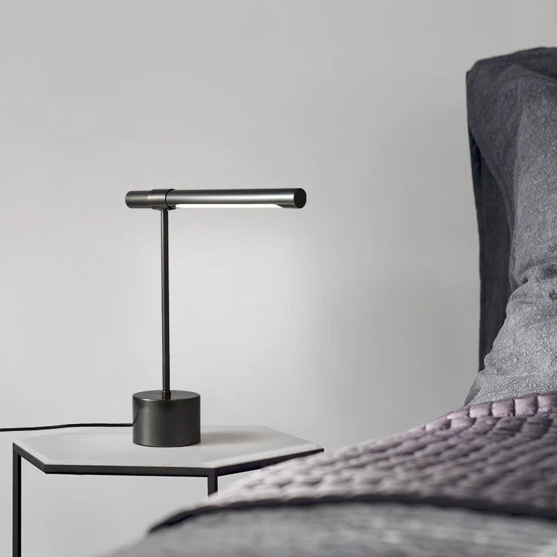 Современная латунная настольная лампа из светодиодов, креативная простая черная кровать, настольная лампа для украшения дома, гостиной, спальни