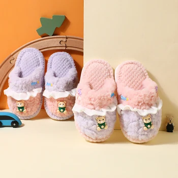 Детские модные тапочки для девочек, плюшевая мягкая универсальная детская обувь с воланами в виде медведя, зимняя обувь для мальчиков, универсальная обувь унисекс 2023 года